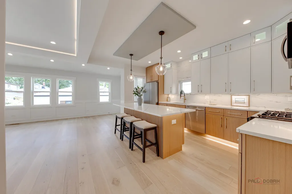 5748 West Eastwood Avenue Chicago IL 60630
