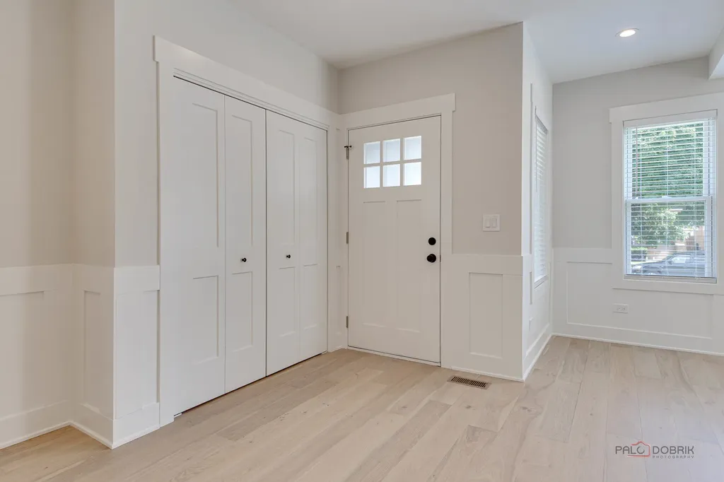 5748 West Eastwood Avenue Chicago IL 60630