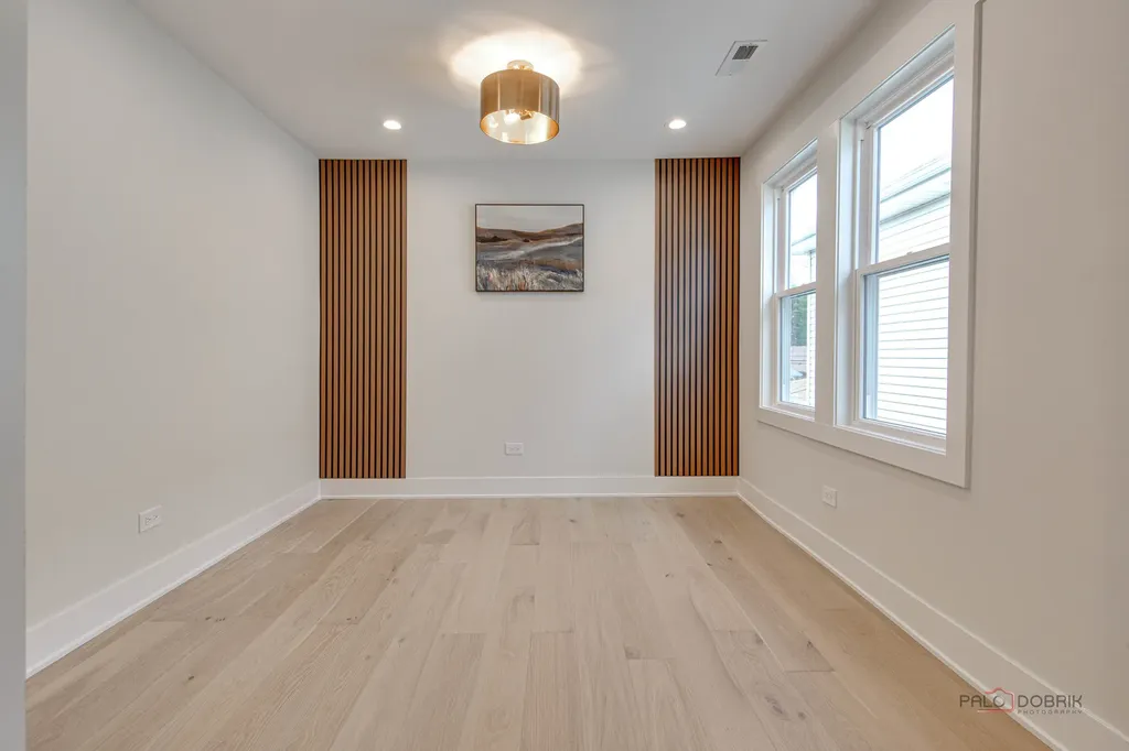 5748 West Eastwood Avenue Chicago IL 60630