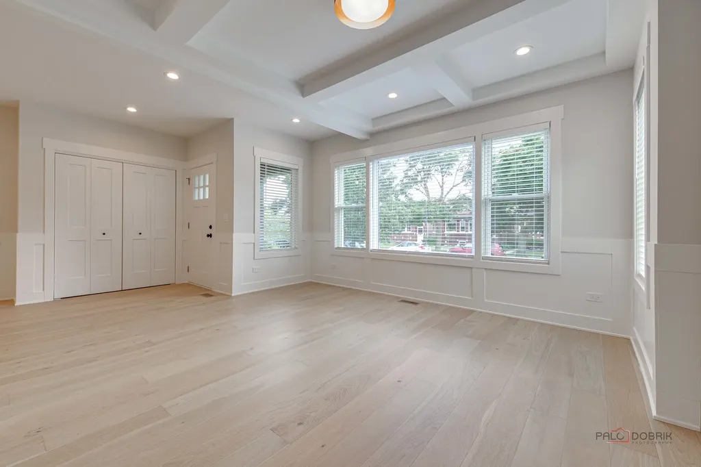5748 West Eastwood Avenue Chicago IL 60630