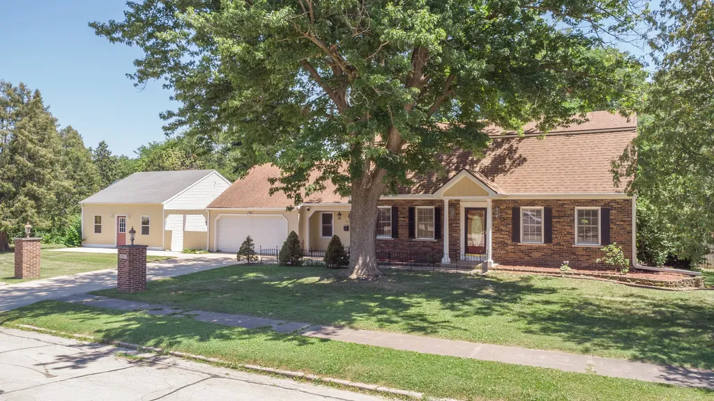 23 Elizabeth Circle Freeport IL 61032