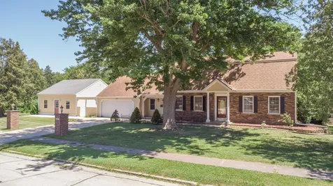 23 Elizabeth Circle Freeport IL 61032