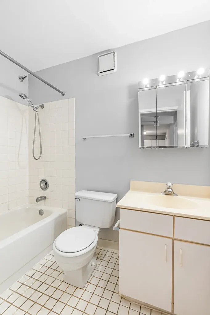 33 West Delaware Place Chicago IL 60610