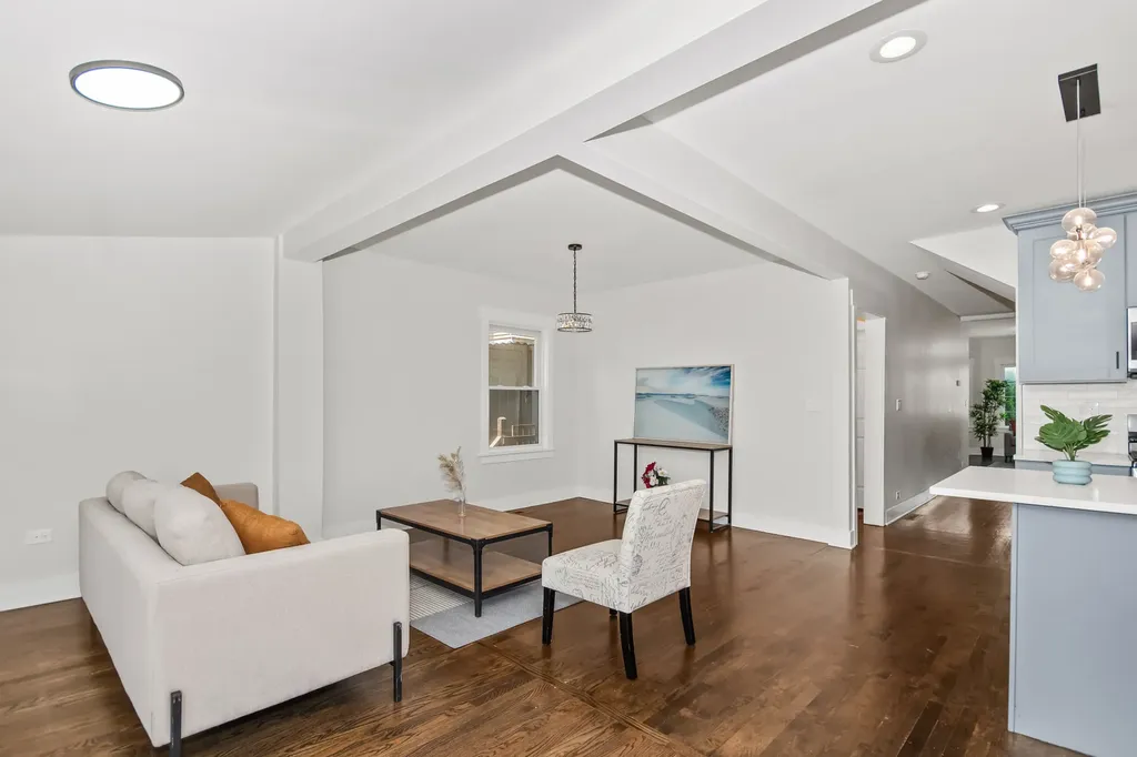 5529 West Cornelia Avenue Chicago IL 60641
