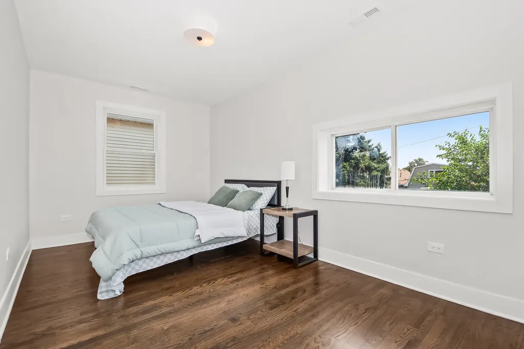 5529 West Cornelia Avenue Chicago IL 60641