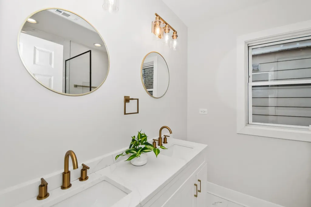 5529 West Cornelia Avenue Chicago IL 60641