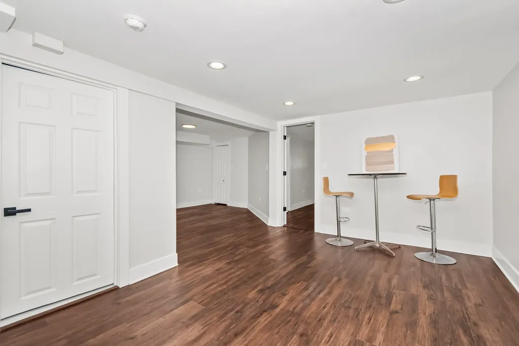 5529 West Cornelia Avenue Chicago IL 60641