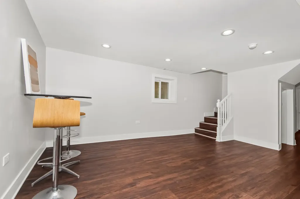 5529 West Cornelia Avenue Chicago IL 60641