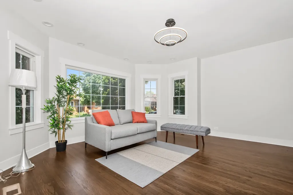5529 West Cornelia Avenue Chicago IL 60641