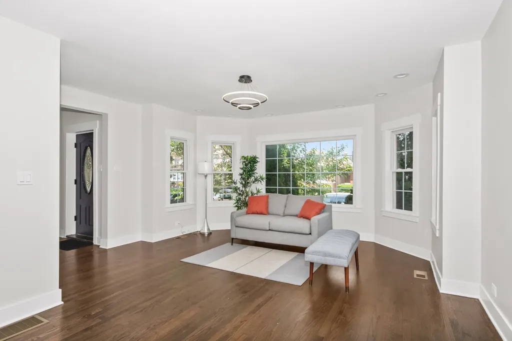 5529 West Cornelia Avenue Chicago IL 60641