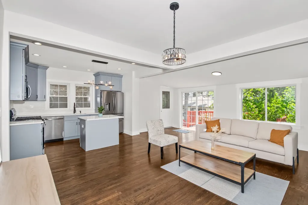 5529 West Cornelia Avenue Chicago IL 60641