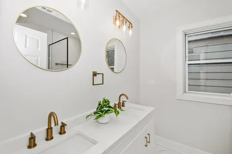 5529 West Cornelia Avenue Chicago IL 60641