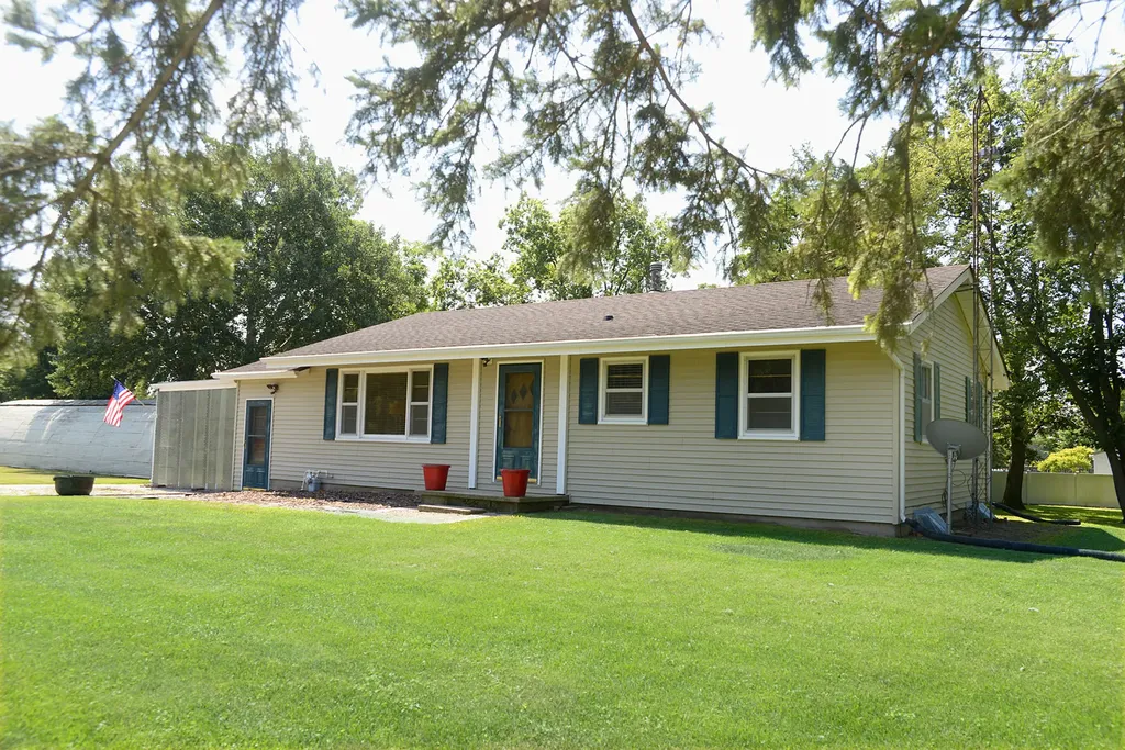 1104 North 29th Road Utica IL 61373