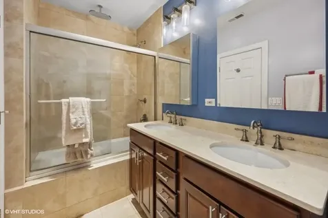 927 West Eastwood Avenue Chicago IL 60640