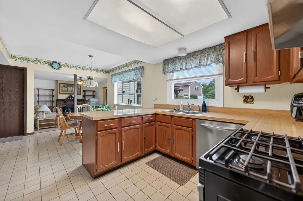 975 West Pine Avenue Roselle IL 60172