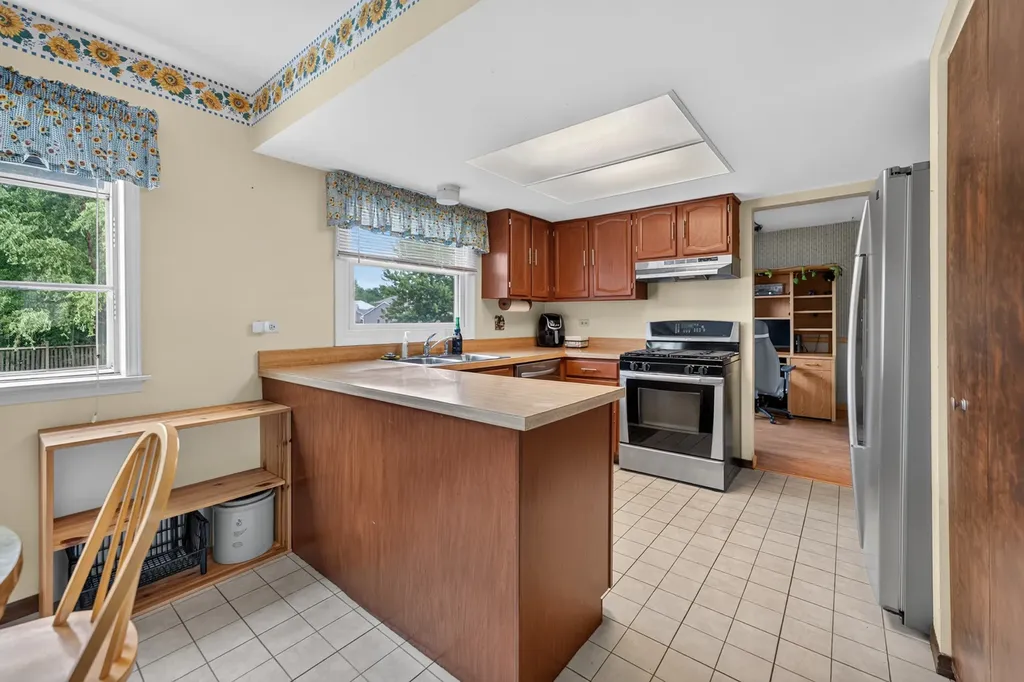 975 West Pine Avenue Roselle IL 60172
