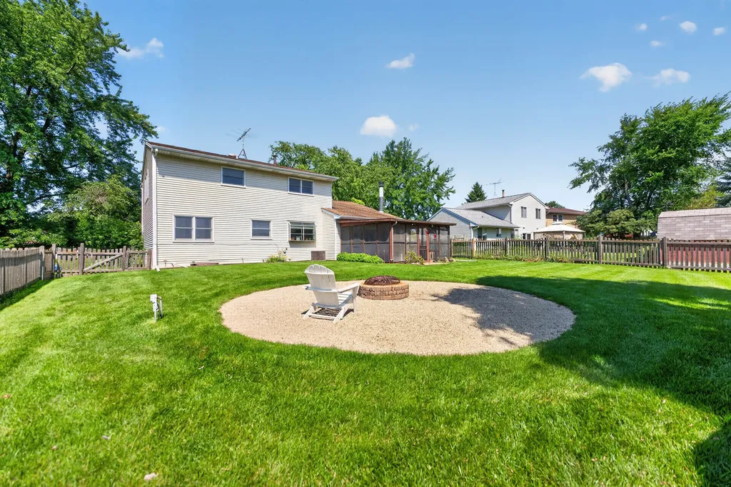 975 West Pine Avenue Roselle IL 60172