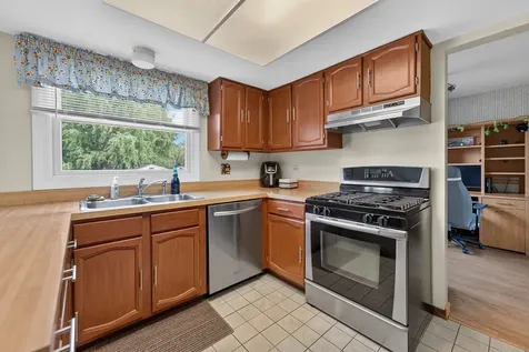 975 West Pine Avenue Roselle IL 60172