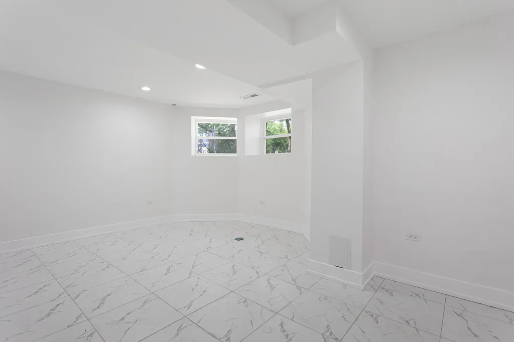 6627 South Saint Lawrence Avenue Chicago IL 60637