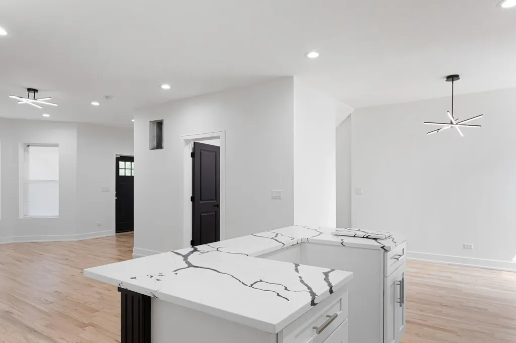 6627 South Saint Lawrence Avenue Chicago IL 60637