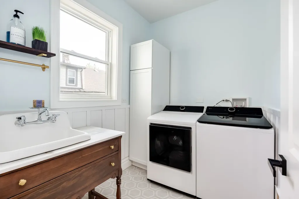 1931 North Whipple Street Chicago IL 60647