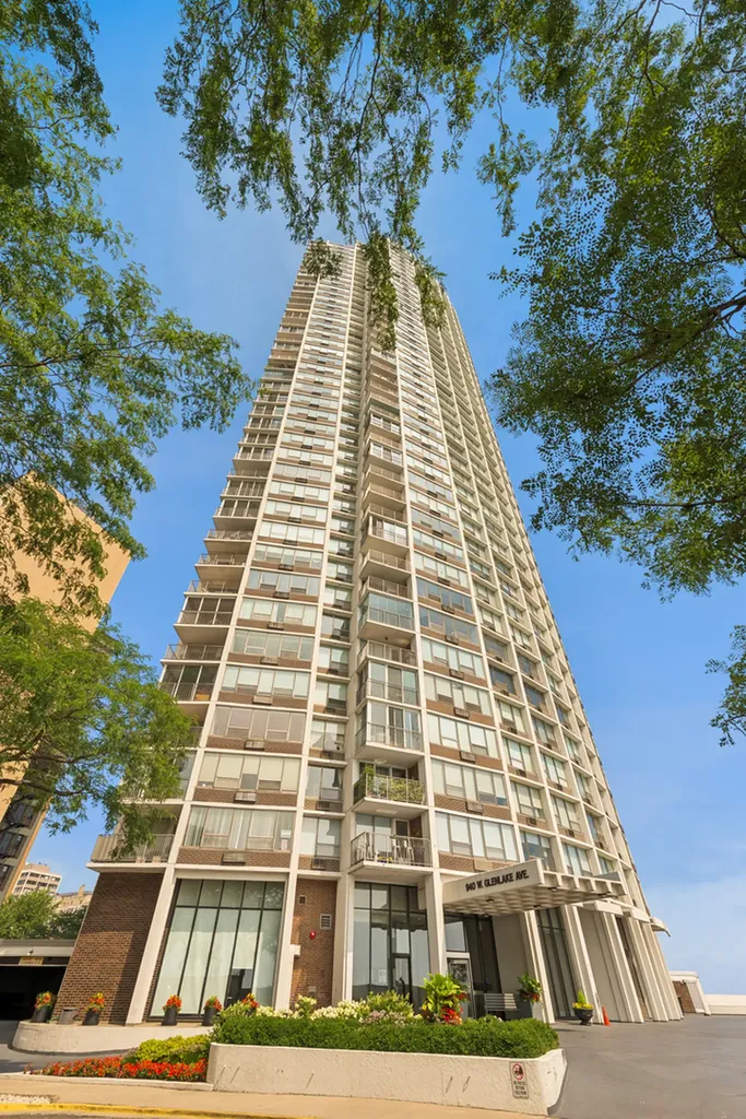 940 West Glenlake Avenue Chicago IL 60660