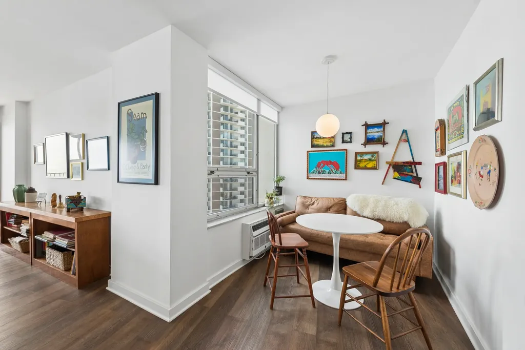 940 West Glenlake Avenue Chicago IL 60660
