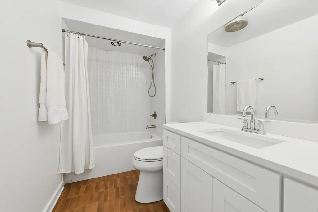 940 West Glenlake Avenue Chicago IL 60660