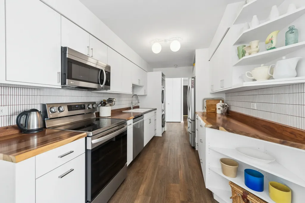 940 West Glenlake Avenue Chicago IL 60660