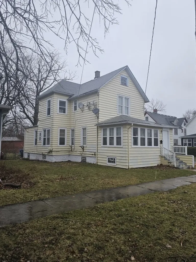 728 North Ash Street Waukegan IL 60085