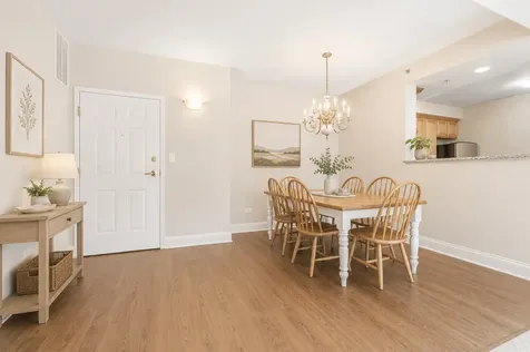 543 North Hough Street Barrington IL 60010