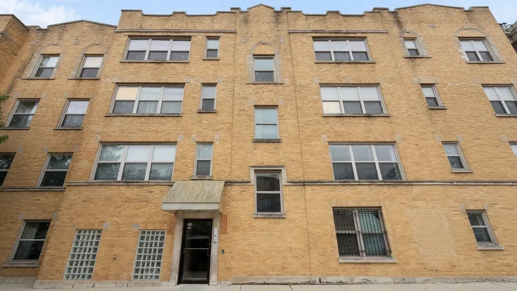 7225 North Rogers Avenue Chicago IL 60645