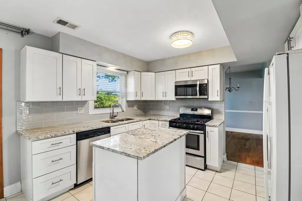 702 Buffalo Circle Carol Stream IL 60188