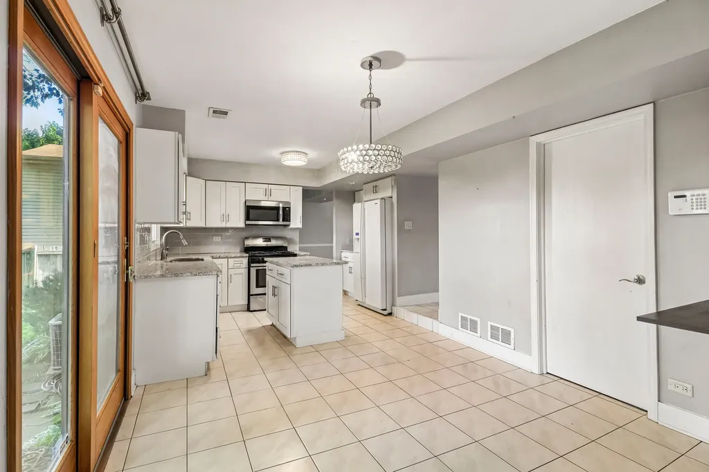 702 Buffalo Circle Carol Stream IL 60188