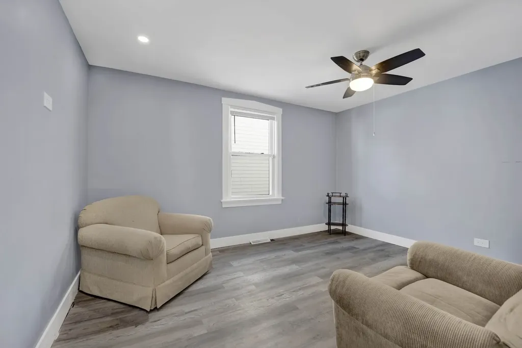 5942 West Thorndale Avenue Chicago IL 60646