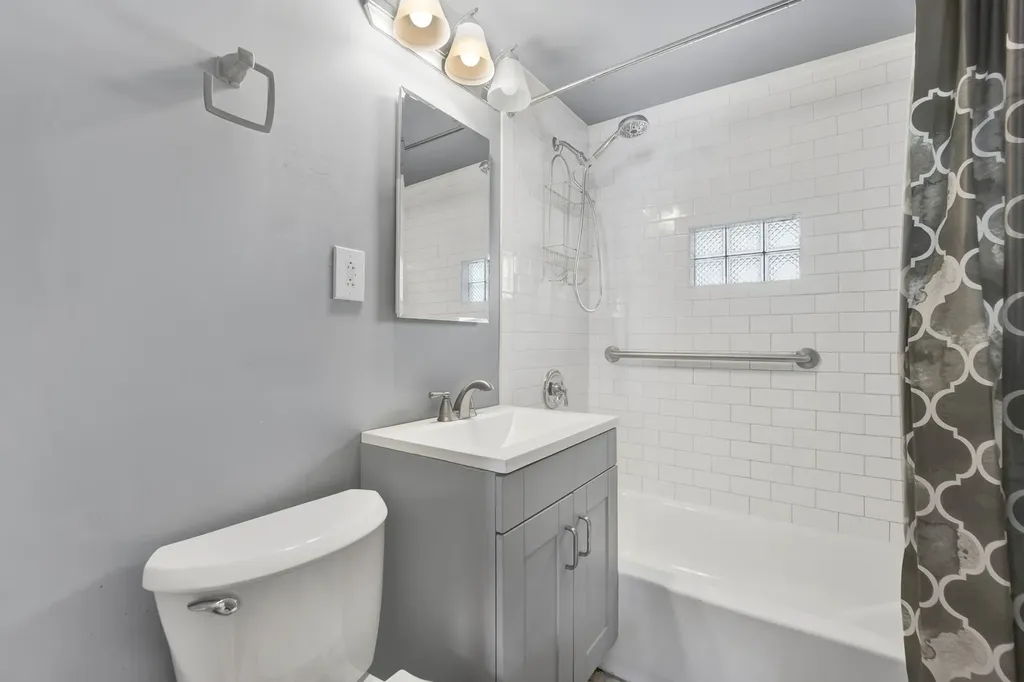 5942 West Thorndale Avenue Chicago IL 60646