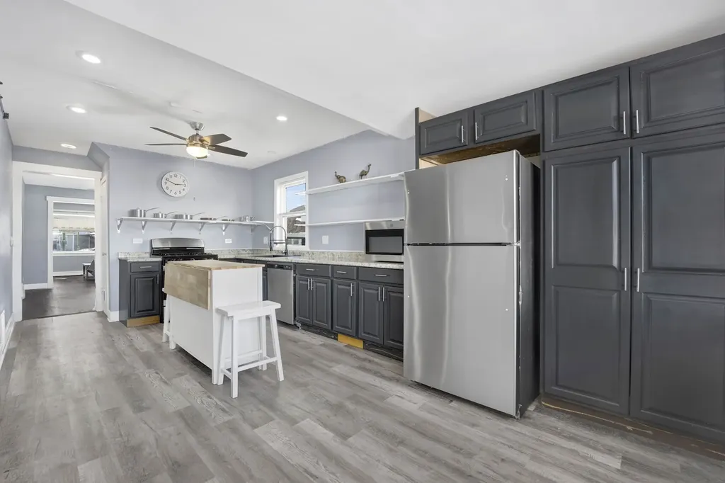 5942 West Thorndale Avenue Chicago IL 60646