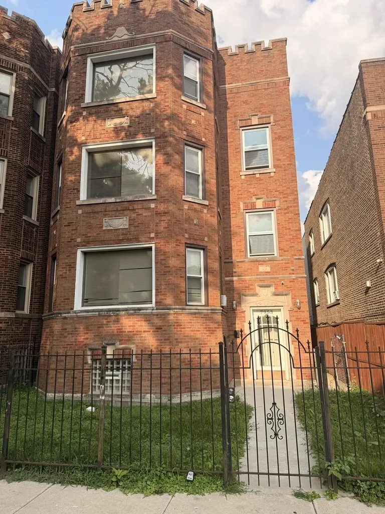 7953 South Essex Avenue S Chicago IL 60617