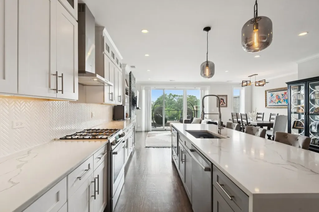 5137 North Lincoln Avenue Chicago IL 60625