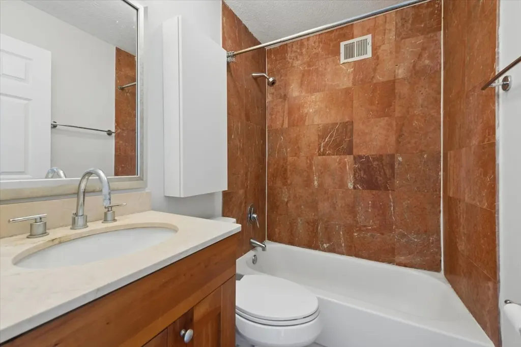 450 West Briar Place Chicago IL 60657