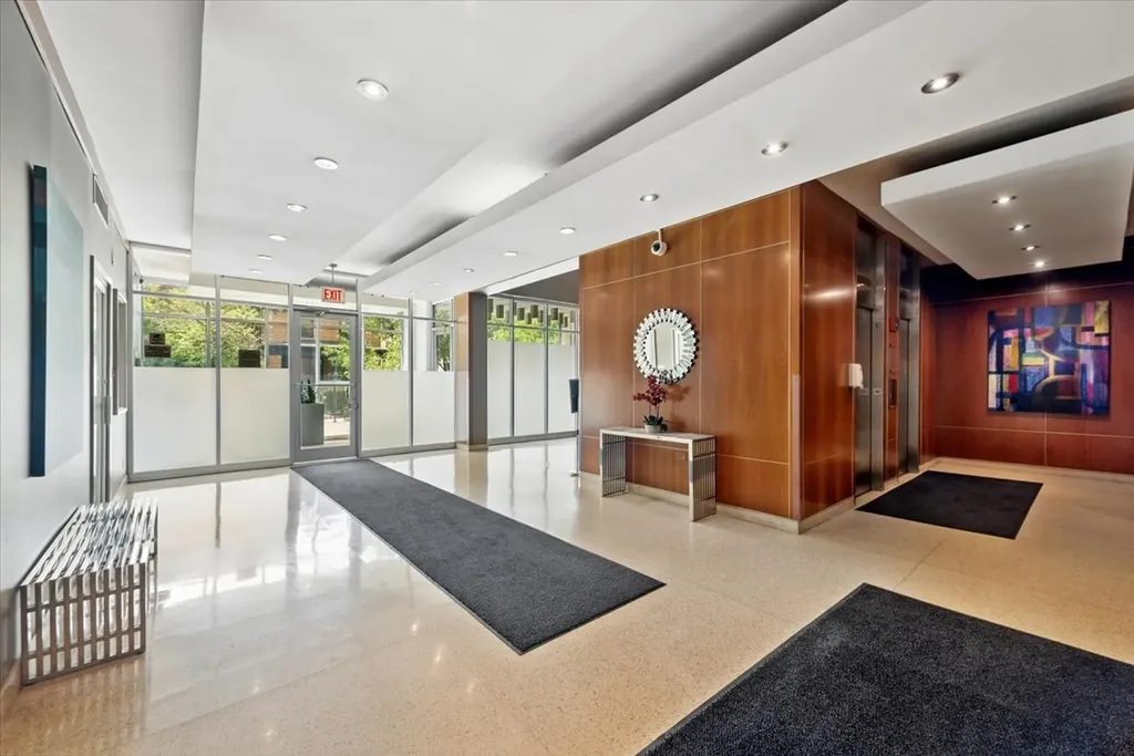450 West Briar Place Chicago IL 60657