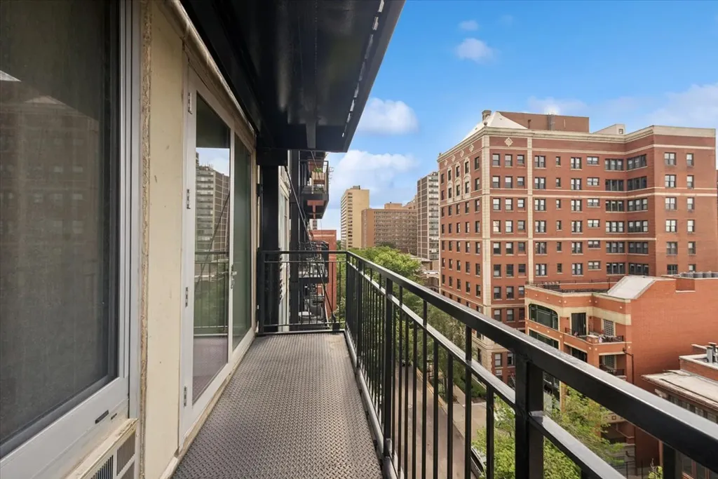 450 West Briar Place Chicago IL 60657