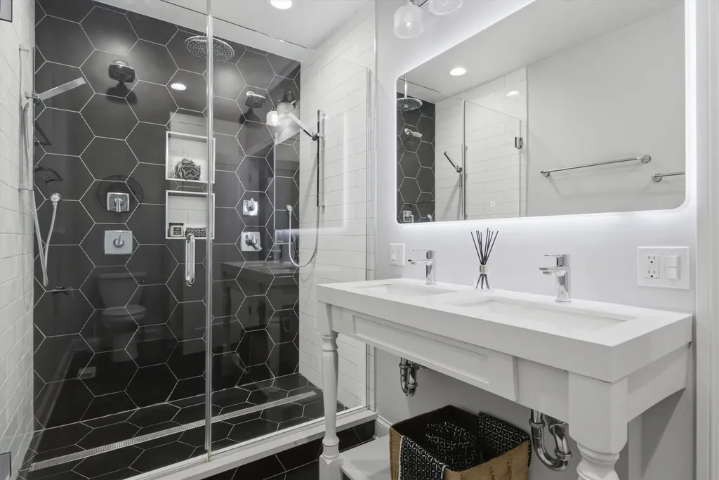 1457 West Fry Street Chicago IL 60642
