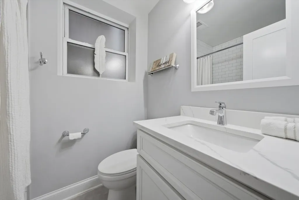1457 West Fry Street Chicago IL 60642