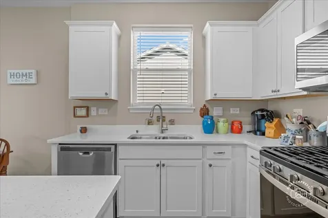 910 Darwin Street North Aurora IL 60542