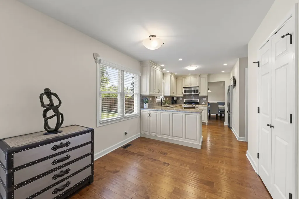 1608 Lois Ann Lane Naperville IL 60563