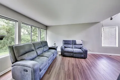 76 Cambridge Avenue Streamwood IL 60107