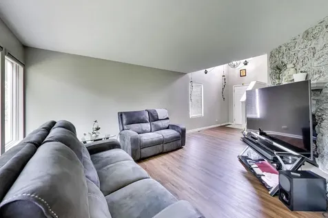76 Cambridge Avenue Streamwood IL 60107