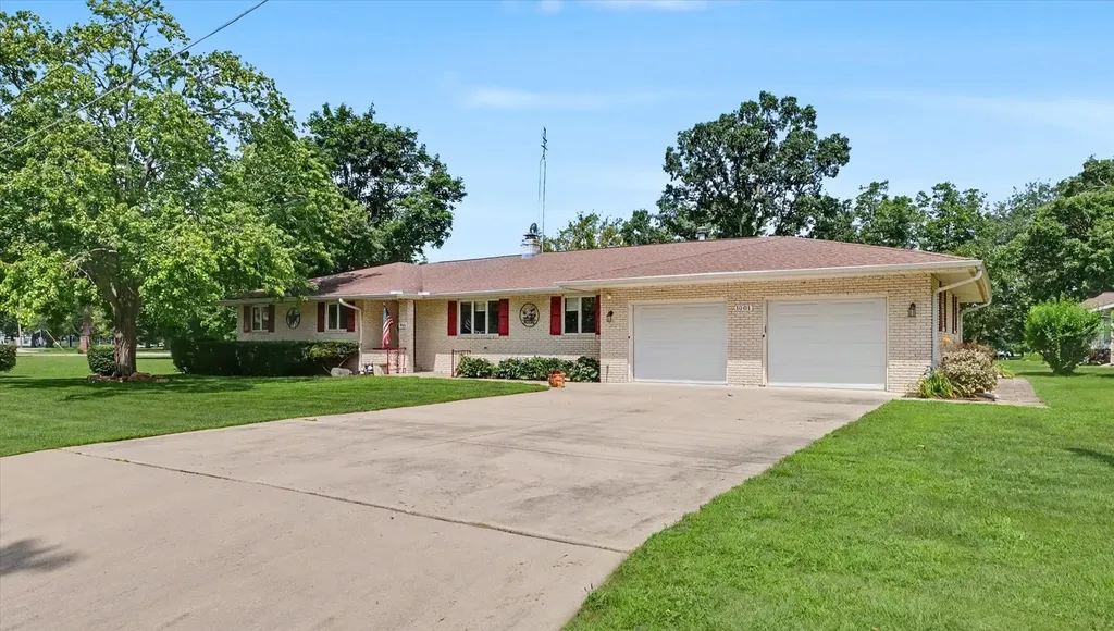 1001 East Richardson Street Farmer City IL 61842