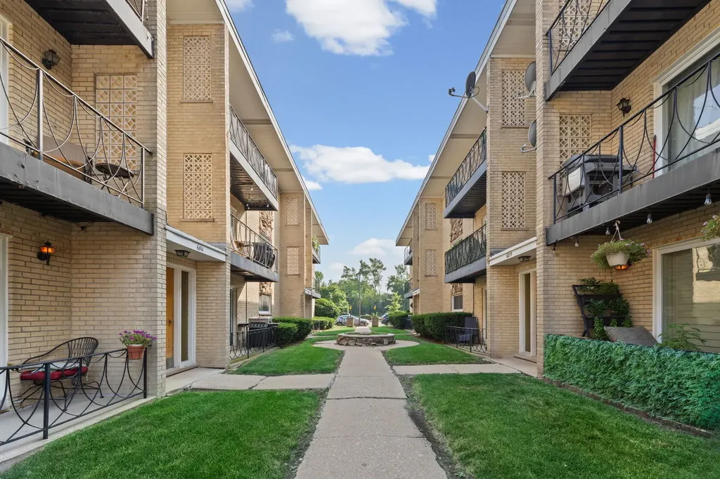 6811 North Olmsted Avenue Chicago IL 60631
